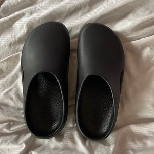 Crocs mellow recover clog. Never worn only tried on. New with no box. Size 9.